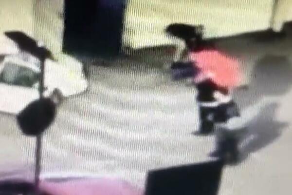 UZNEMIRUJUĆI VIDEO! Denisa Tota tukli dok je nepomično ležao, devojka ga KRVNIČKI šutirala u glavu! Isplivao snimak