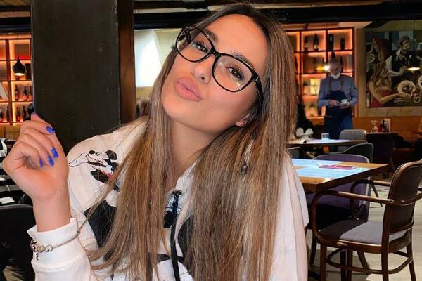 OVA LEPOTICA JE ĆERKA ZVEZDINE LEGENDE! Da li joj bolje stoji dres ili kupaći? (FOTO)