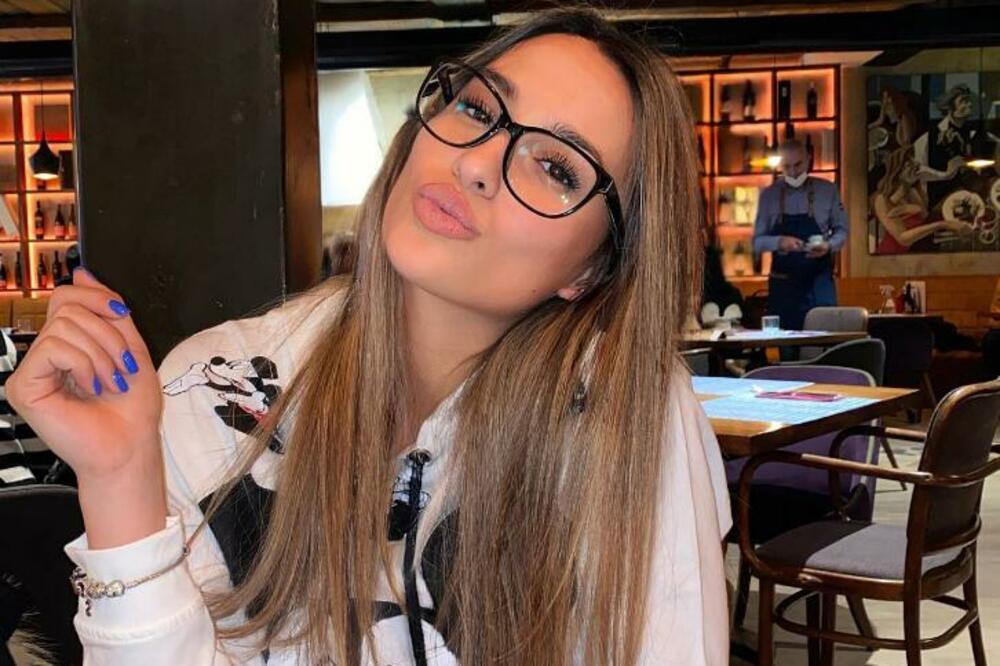 OVA LEPOTICA JE ĆERKA ZVEZDINE LEGENDE! Da li joj bolje stoji dres ili kupaći? (FOTO)