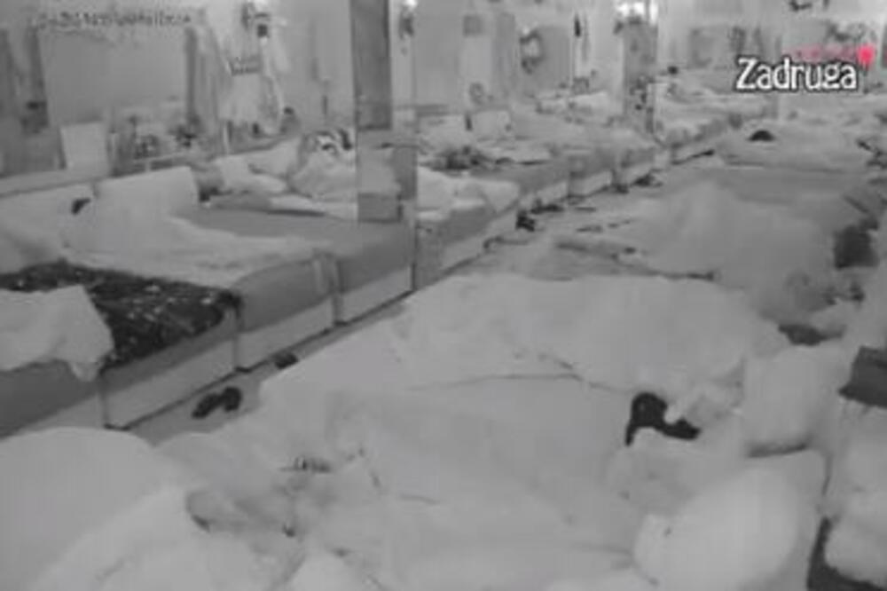 ZATRESLI KREVET! MARKO I VIKI U STRASTVENOJ AKCIJI U CIK ZORE: Neobazirući se na cimere uživali jedno u drugom!