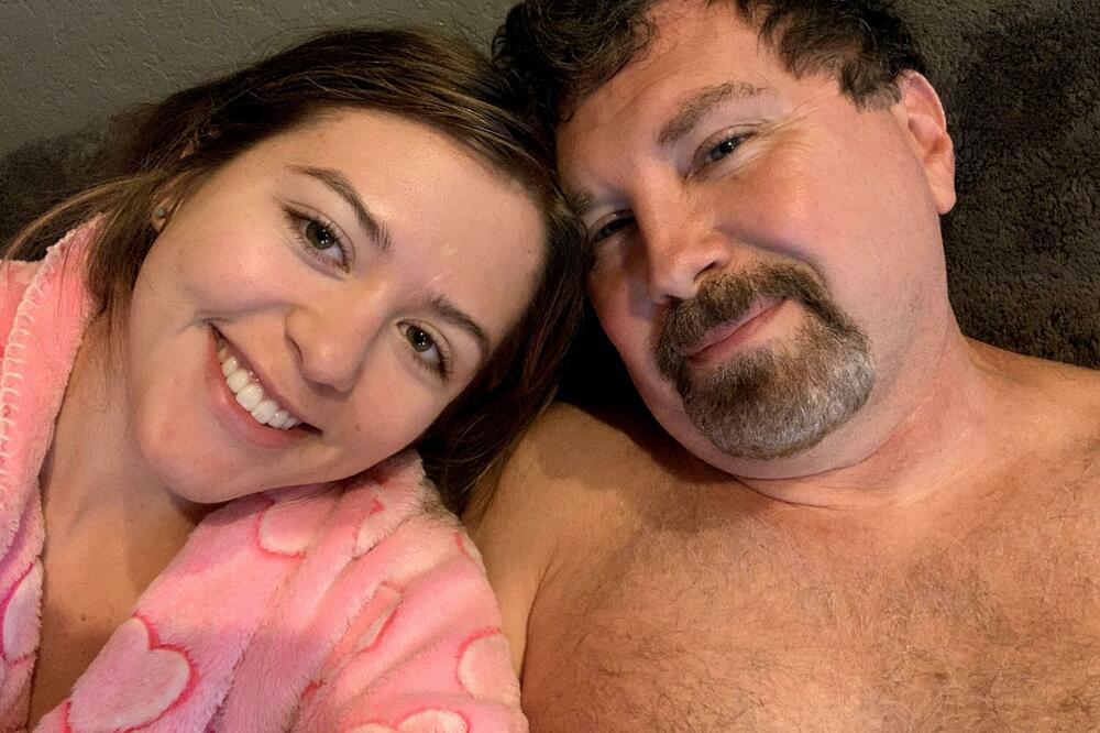 UDALA SE ZA 28 GODINA STARIJEG, PA OTKRILA KOJU STVAR NAJVIŠE VOLI NA NJEMU: Zbog toga, osuđuju je sa svih strana