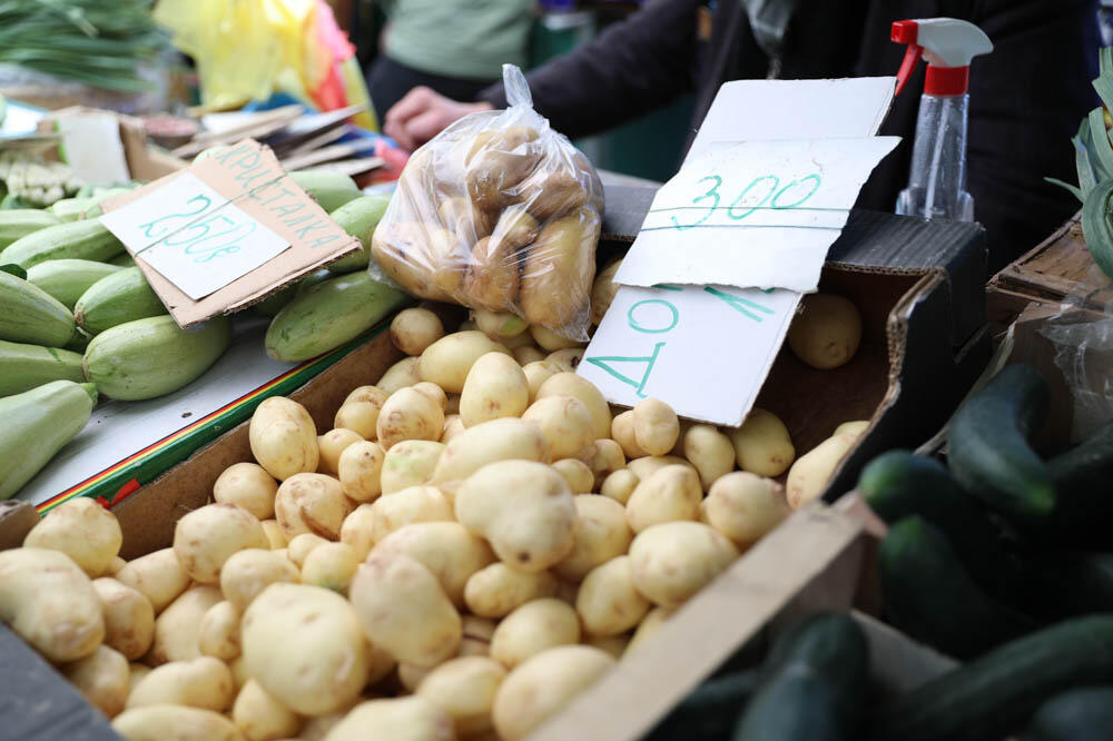 Krompir košta kao suvo zlato! Cene na pijaci paprene, bogata ponuda, ali vam treba pun i debeo novčanik!
