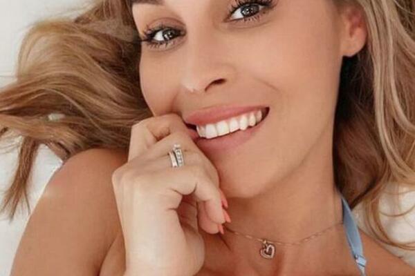 MEDICINSKA SESTRA ZAVRŠILA NA SAJTU ZA ODRASLE: Zbog njenih snimaka DIŽE SE SVAKA DLAKA NA GLAVI (FOTO)