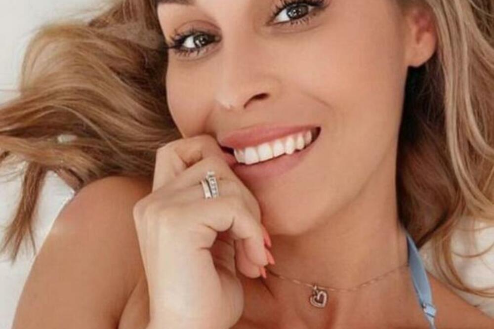 MEDICINSKA SESTRA ZAVRŠILA NA SAJTU ZA ODRASLE: Zbog njenih snimaka DIŽE SE SVAKA DLAKA NA GLAVI (FOTO)