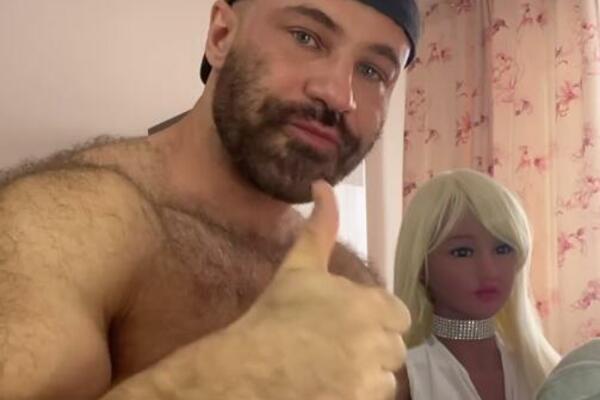 OVO JOŠ NISTE VIDELI: Oženio LUTKU za odrasle, vodio je na medeni mesec, pa doživeo NAJVEĆI BLAM (FOTO)