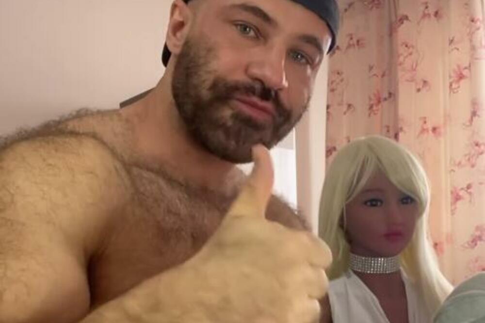 OVO JOŠ NISTE VIDELI: Oženio LUTKU za odrasle, vodio je na medeni mesec, pa doživeo NAJVEĆI BLAM (FOTO)