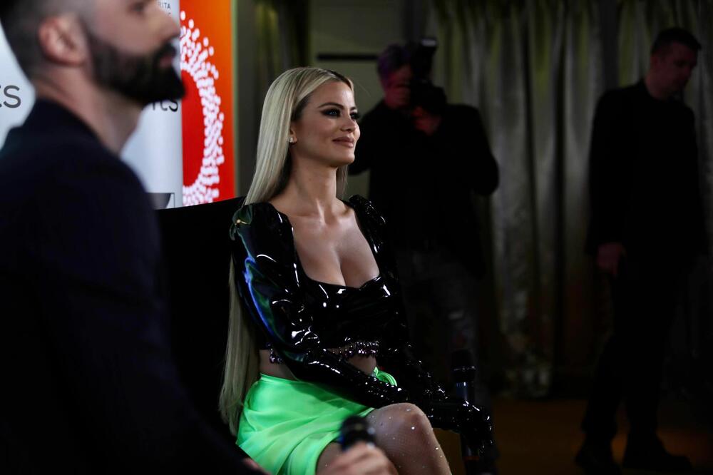 PILOT JE ODMAH REAGOVAO! Milica Pavlović poletela za Crnu Goru, ali je nastao HAOS U AVIONU!