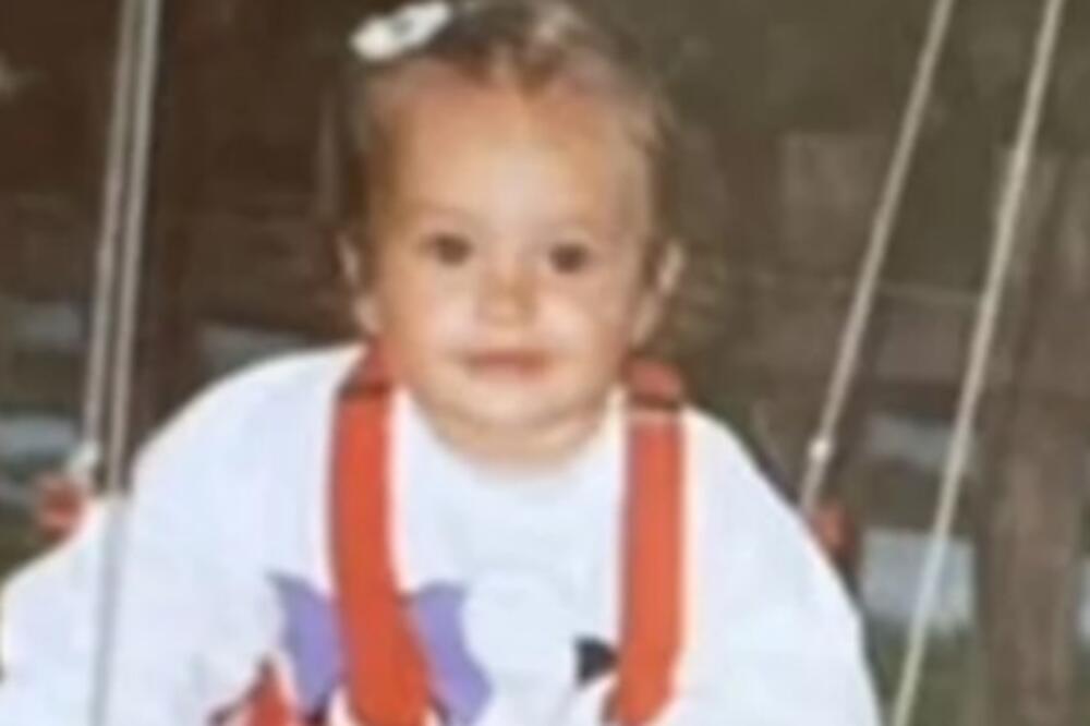 DA LI ZNATE KO JE NA FOTKI?! Danas je KRALJICA SILIKONA i SKANDAL MAJSTOR, a zbog NJENIH OBLINA SRBI LUDE!