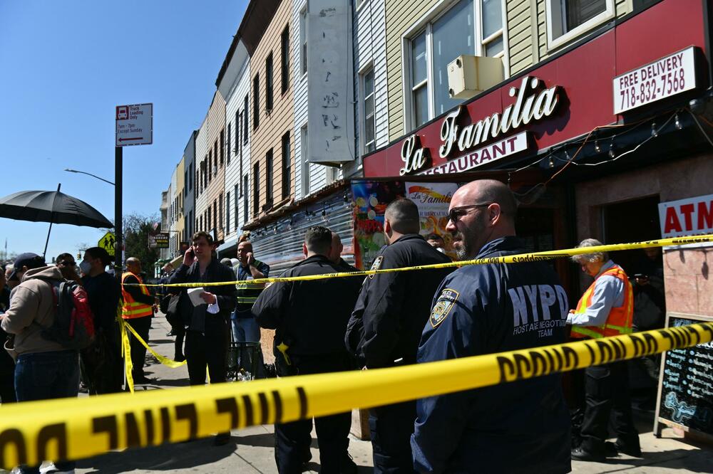 UŽAS U NJUJORKU! MUŠKARAC SE VOZIO SKUTEROM I NASUMIČNO PUCAO NA LJUDE: Ima ranjenih i mrtvih!