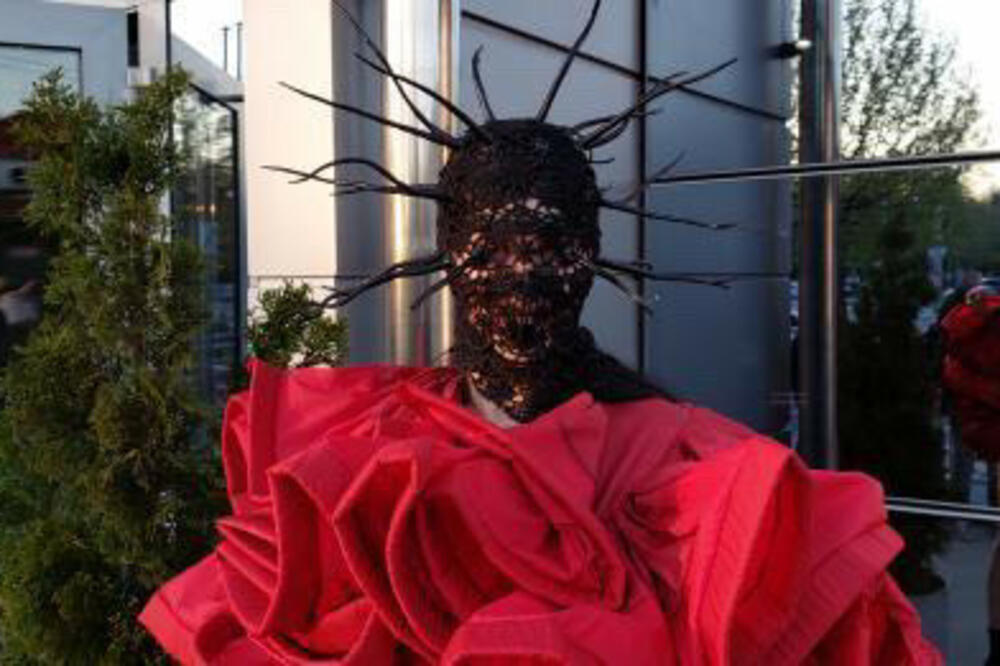 ŠOK ESPRESO PAPARACO! POJAVILA SE ISPRED PINKA I ZBUNILA PROLAZNIKE: KAO IZ HORORA, DA LI ZNATE KO JE?