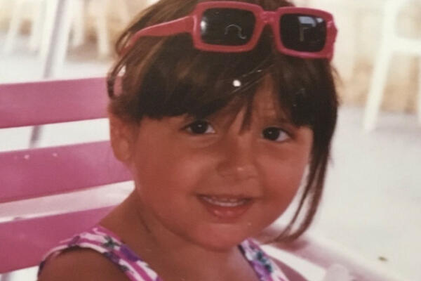 DANAS JE BOMBASTIČNA VODITELJKA BEZ DLAKE NA JEZIKU, A I MNOGE POZNATE FACE SU BILE LUDE ZA NJOM: Znate ko je?