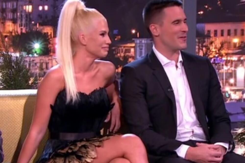 ISCURILA PRIVATNA FOTKA BRATA NOVAKA ĐOKOVIĆA I NJEGOVE DEVOJKE: Ovo rade kada su sami, LJUBI je po OVOM DELU TELA!