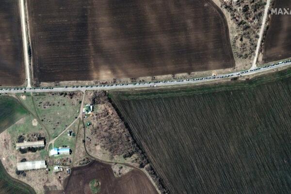 RUSKI KONVOJ PRIMEĆEN NA AUTOPUTU KOD HRAKOVA: Procurile slike, svet je ostao u šoku (FOTO)