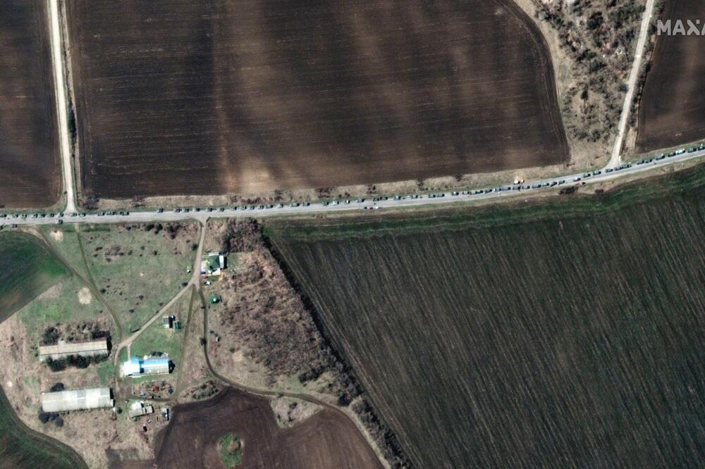 RUSKI KONVOJ PRIMEĆEN NA AUTOPUTU KOD HRAKOVA: Procurile slike, svet je ostao u šoku (FOTO)