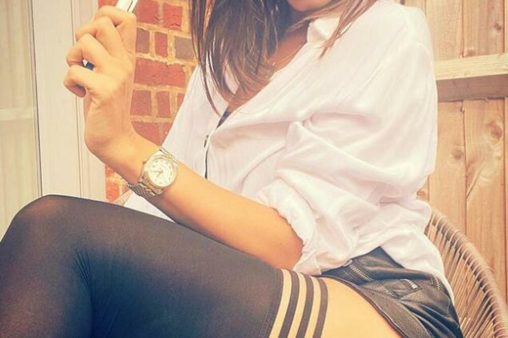 NOVINARKA SE SKINULA, PA ZAVRŠILA NA ONLY FANSU: 'Volim da im golicam MAŠTU'' (FOTO)