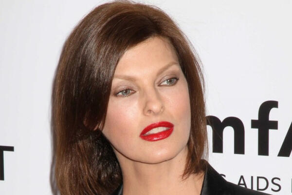 SLAVNA MANEKENKA OTKRILA ZBOG KOJE STVARI NE USTAJE IZ KREVETA: Svi su ostali zgroženi kada je to IZJAVILA (FOTO)