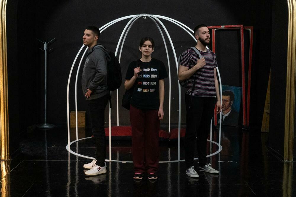 ROMAN PRVENAC UROŠA TIMIĆA, VODITELJA VESTI KURIR TV POSTAJE PREDSTAVA: Zavirite na PROBU ''Osmog života'' (FOTO)