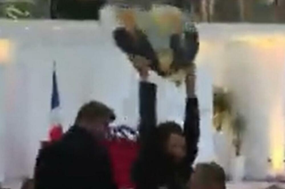 SKANDAL NA KONFERENCIJI MARIN LE PEN: Žena podigla poster, PAZITE SAMO ŠTA JE NA NJEMU! (VIDEO)