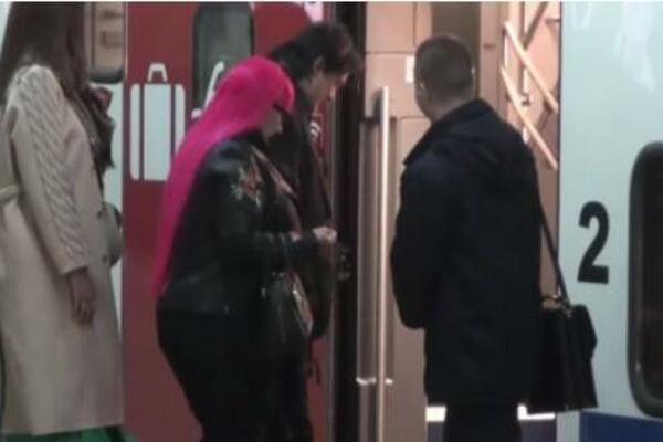 ZORICA I KEMIŠ POLETELI SOKOLOM: Bračni par uhvaćen kako ulazi u novi voz, ponašanje pevačke zvezde ODUŠEVILO sve!