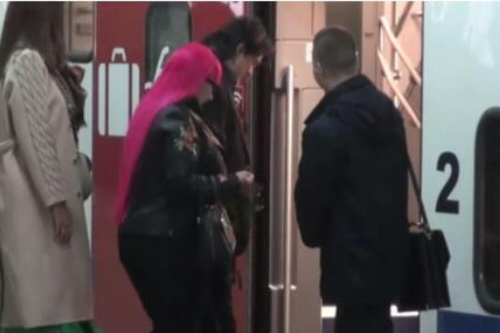 ZORICA I KEMIŠ POLETELI SOKOLOM: Bračni par uhvaćen kako ulazi u novi voz, ponašanje pevačke zvezde ODUŠEVILO sve!