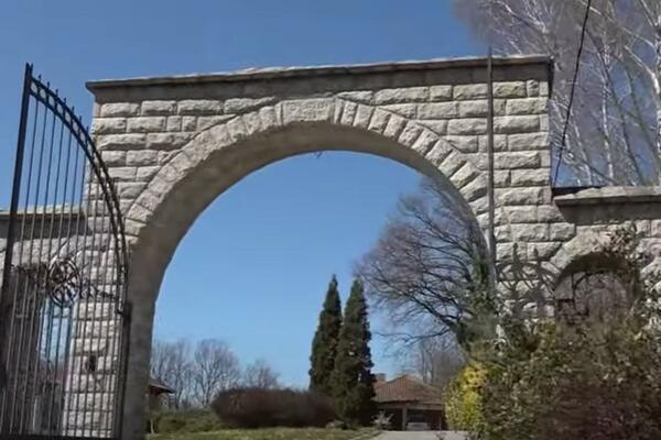 VILA I LUKSUZ KAO U AMERIČKIM FILMOVIMA: Poznata SRPKINJA živi kao GROFICA, skriveno imanje opasano GUSTOM ŠUMOM!