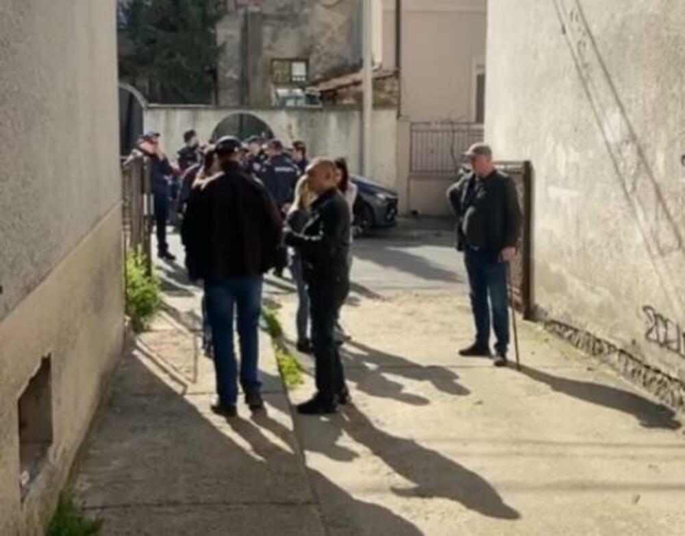 Policija i izvršitelji ispred zgrade u kojoj živi Milica Baklajić