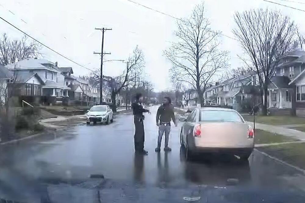 SKANDAL NEVIĐENIH RAZMERA: Policajac upucao Afroamerikanca u potiljak, ISPLIVAO I SNIMAK (VIDEO)