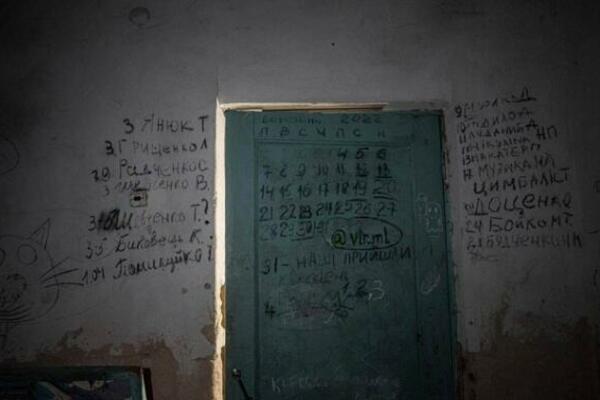 UKRAJINCI PODELILI MUČNU FOTOGRAFIJU IZ ŠKOLE: Oko 300 talaca bilo zarobljeno, na zidu pisali imena UMRLIH? (FOTO)
