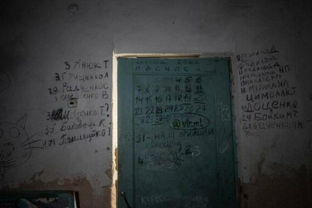 UKRAJINCI PODELILI MUČNU FOTOGRAFIJU IZ ŠKOLE: Oko 300 talaca bilo zarobljeno, na zidu pisali imena UMRLIH? (FOTO)