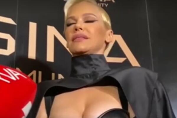 NATAŠA BEKVALAC POVREDILA SAMU SEBE MIKROFONOM NA NASTUPU: Oštetila ZUBE, morala hitno kod LEKARA!