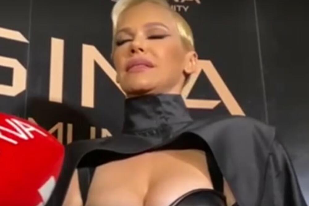 NATAŠA BEKVALAC POVREDILA SAMU SEBE MIKROFONOM NA NASTUPU: Oštetila ZUBE, morala hitno kod LEKARA!