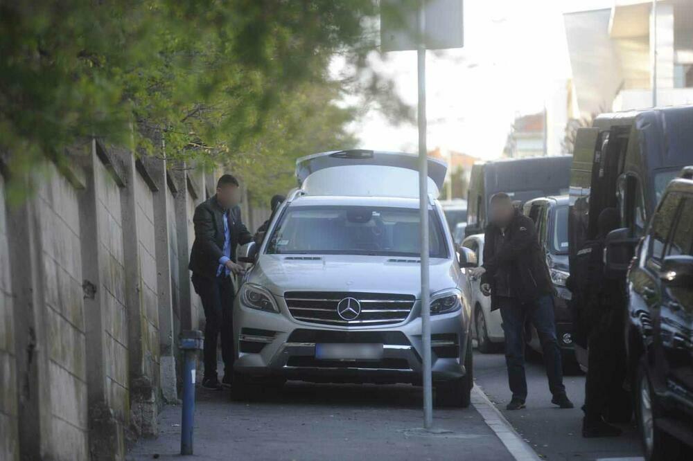 ŠARIĆU ZAPLENJEN JOŠ JEDAN AUTOMOBIL? Policajci ispred vile na Dedinju pretresali luksuzni mercedes (FOTO)