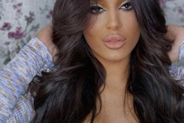 VATRENA BRINETA DANAS POSTALA PUNOLETNA: Svoje pratioce odmah POČASTILA VRELIM izdanjem, od nje STAJE DAH