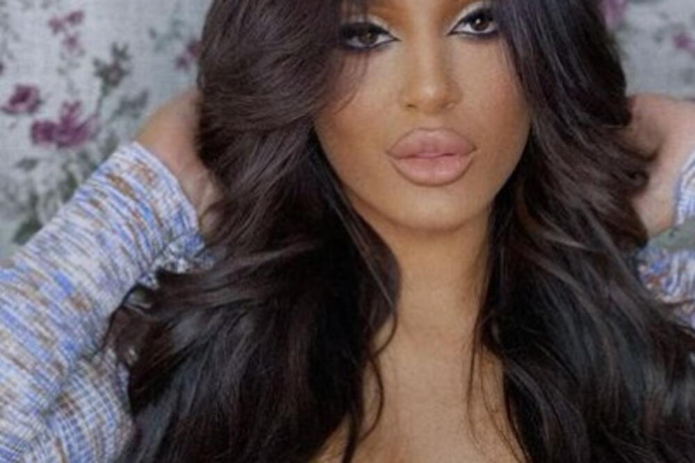 VATRENA BRINETA DANAS POSTALA PUNOLETNA: Svoje pratioce odmah POČASTILA VRELIM izdanjem, od nje STAJE DAH