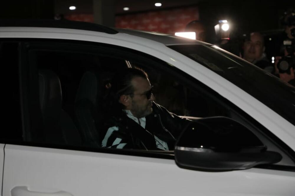 KAKVE SNAJKE IMA LUKAS, BOŽIJI DAR: Ne zna se koja je LEPŠA i ZGODNIJA, a obe su došle da PODRŽE SVEKRA! (FOTO)