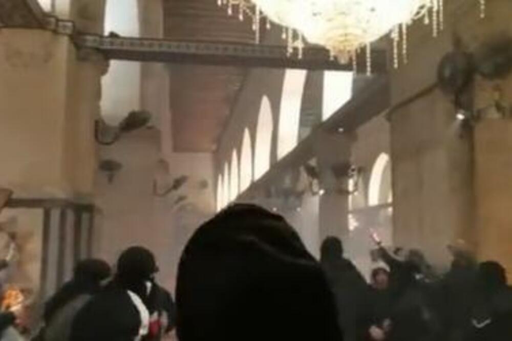 HAOS U JERUSALIMU: Izbili sukobi između izraelske policije i Palestinaca u džamiji! (VIDEO)
