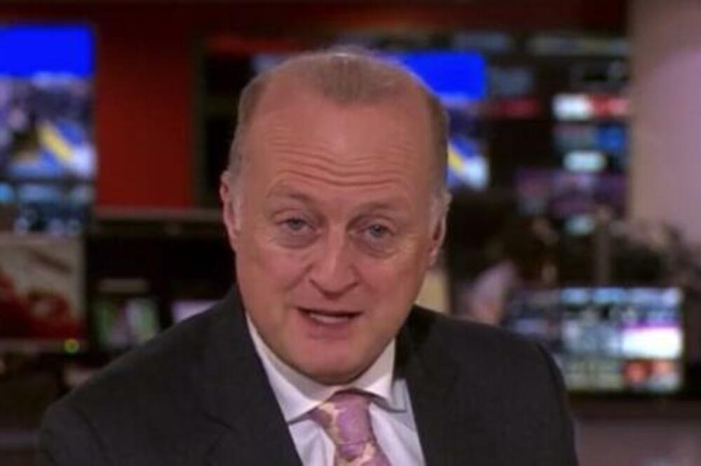 VODITELJ "NAPADNUT" USRED PROGRAMA, NIJE MOGAO DA JU ISKONTROLIŠE: Svi gledaju u izraz lica koji pravi (VIDEO)