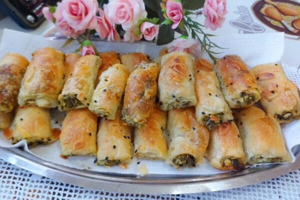 BAKA PODELILA RECEPT ZA PITU SA SPANAĆEM: Dodajte OVO i TOPIĆE SE U USTIMA