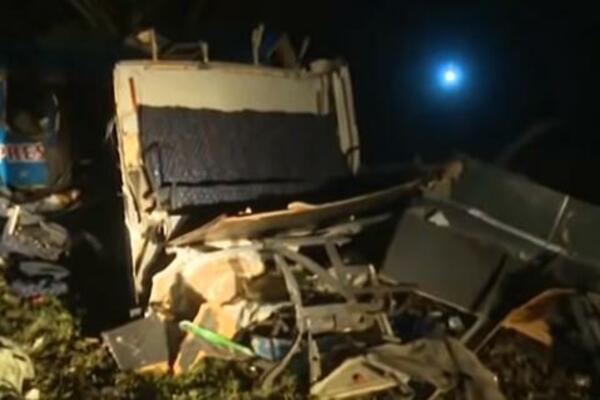 STRAVIČNA NESREĆA: Autobus sa vernicima SLETEO SA PUTA u Zimbabveu, POGINULO 35 osoba! (VIDEO)