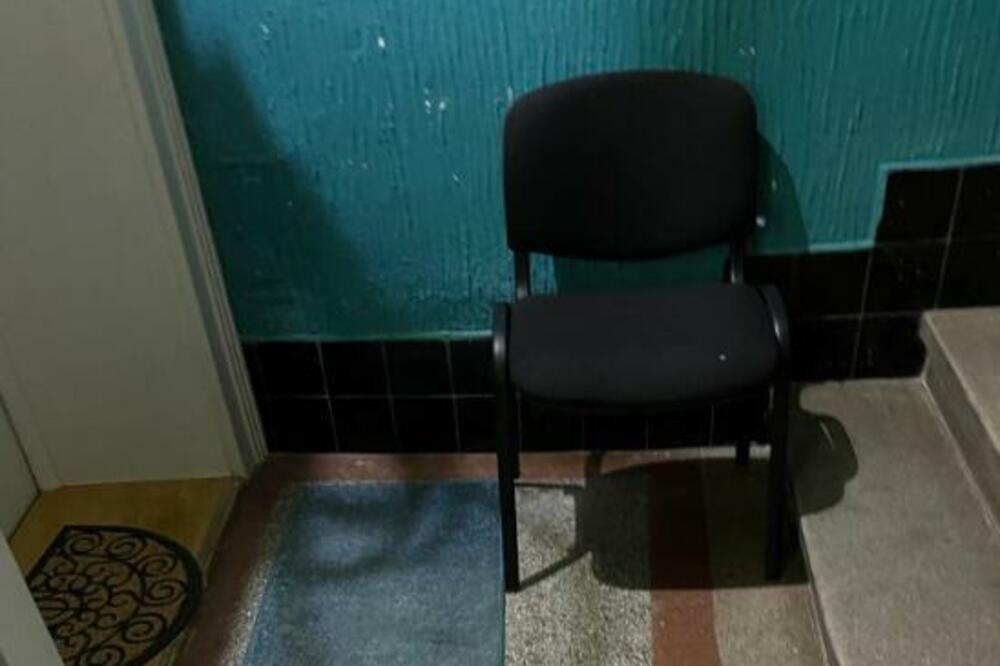 LJUDI SU ZGROŽENI ZBOG PREDMETA KOJI STOJI U HODNIKU ZGRADE NASRED TERAZIJA: "Počeće koze da drže..." (FOTO)