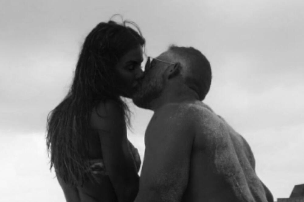 MAJKA GOLA UHVAĆENA SA SINOM U NEPRIJATNOM POLOŽAJU: Njihova POZA je usijala mreže (FOTO)