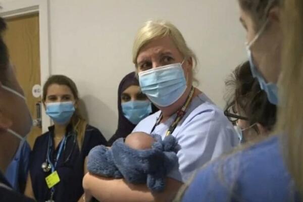 IZ WC ŠOLJE VIRILA BEBINA RUKA: Čim je sela u toalet, ISPALA JOJ, ŠOK SLIKE (FOTO,VIDEO)