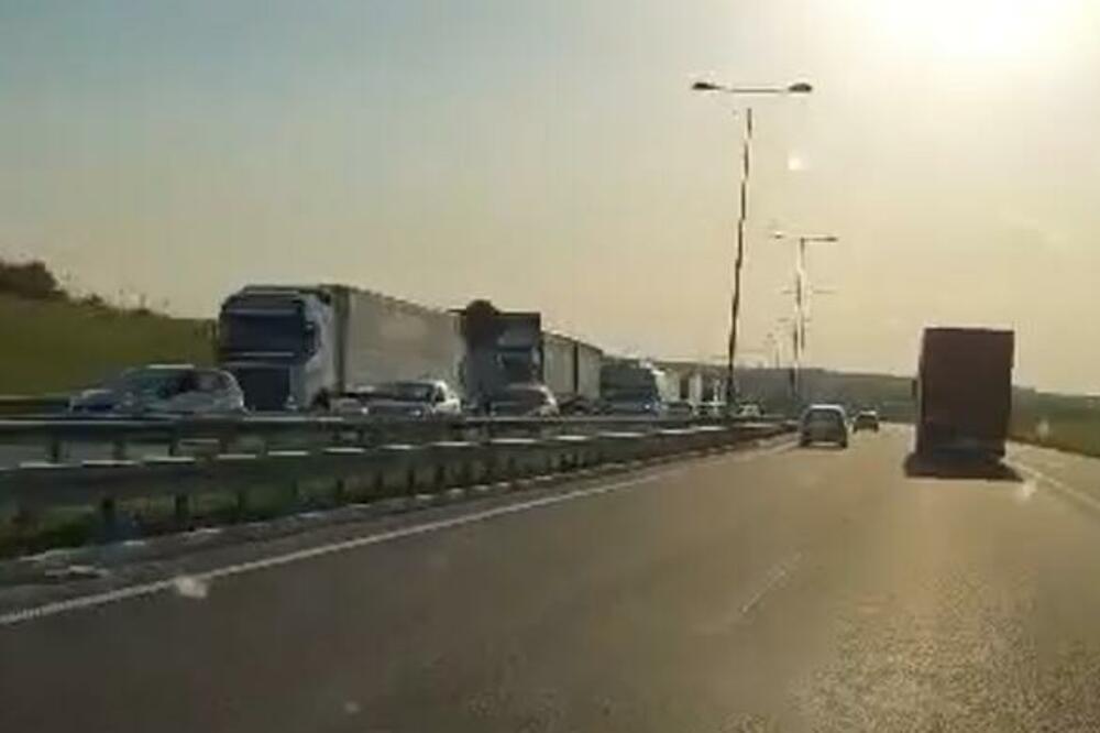 STANJE NA PUTEVIMA: Kamioni čekaju samo na prelazima prema Hrvatskoj, na ostalim bez zadržavanja!