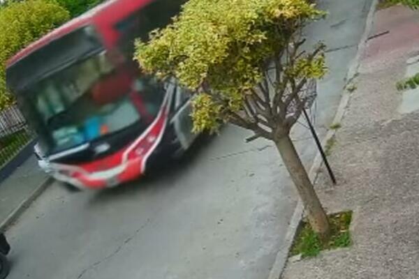 DEČAK (12) NAPRAVIO DRAMU U AUTOBUSU: Čim je UGLEDAO DA JE OTKLJUČAN uradio OVO, PAKAO SE ODIGRAO (VIDEO)