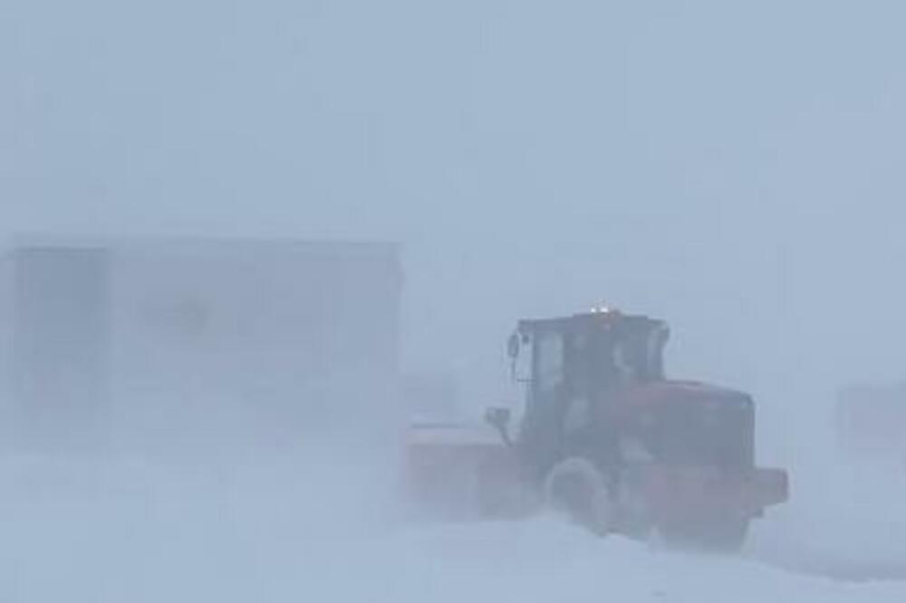 PROLEĆNA SNEŽNA MEĆAVA POGODILA KANADU: Zatvorene škole, aerodromi i putevi (VIDEO)