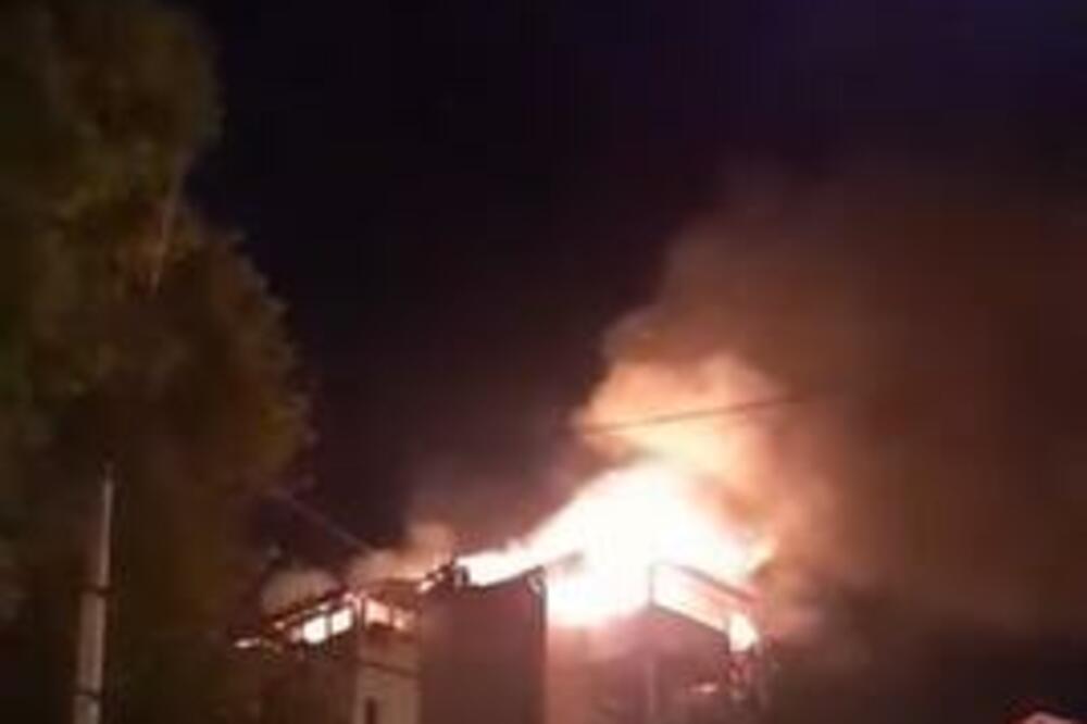 STRAŠAN POŽAR NA KARABURMI TOKOM NOĆI, GORELA VIŠESPRATNICA: Gasilo 25 vatrogasaca, vatra zahvatila 3 stana (VIDEO)