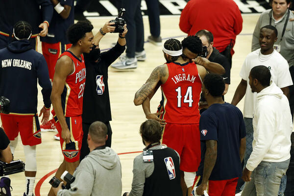 PELIKANSU NAPRAVILI VELIKO IZNENAĐENJE: Ostavili su klub iz Los Anđelesa bez plej ofa!