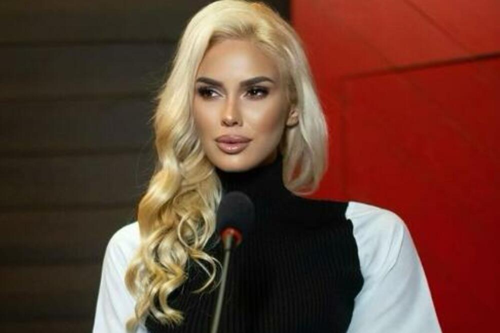 PROCURELA PRIVATNA FOTKA SRPSKE POLITIČARKE: U šokantnom izdanju, SVI SE PITAJU ŠTA JOJ SE DESILO?! (FOTO)