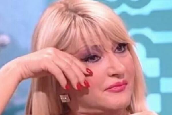 GOCA LAZAREVIĆ KRALA NA JAVNOM BAZENU: Šok saznanje o delima narodne pevačice, imala i pomagače!