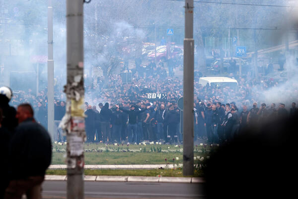 OKUPIRANA AUTOKOMANDA SE NE VIDI OD DIMA! Policija, navijači, baklje! I STARO I MLADO KRENULO NA "MARAKANU"! (FOTO)